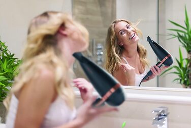 Фен GRUNDIG Naturashine HD 8080 з іонізацією, 2 насадки, 2300 Вт, 3 температурні та 2 режими повітряного потоку, холодна функція, датчик Smart On/Off, 3 м кабель, чорний / рожеве золото