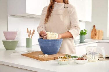 Emsa Prep&Bake Plastic Mixing Bowl 4.15 L, with a preserving lid for refrigerator storage, non-slip base, perfect stability when mixing, dishwasher-safe, stackable K32541