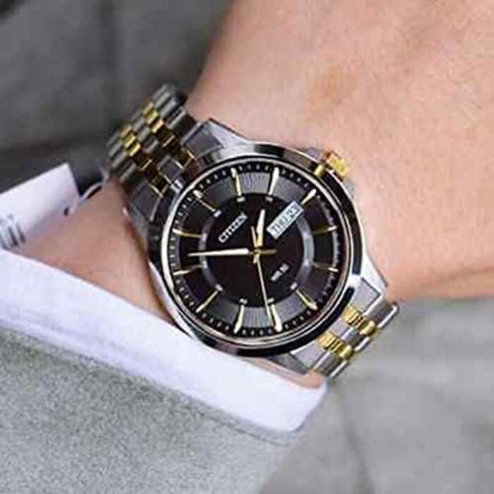 Чоловічий годинник Citizen з кварцовим механізмом на чормому ремінці