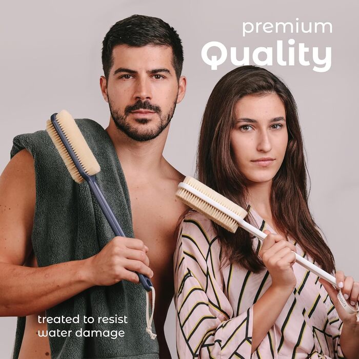 Скребок для спини MainBasics для душу – довга ручка, двостороння щітка для миття тіла та скрабування з пілінгом та м'якими щетинками (Ультрамарин, пластик)