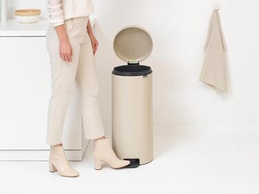 Відро для сміття Brabantia NewIcon 30L з м'яким закриттям, педальним приводом, знімним внутрішнім відром, Soft Beige, 29 x 38 x 68 см