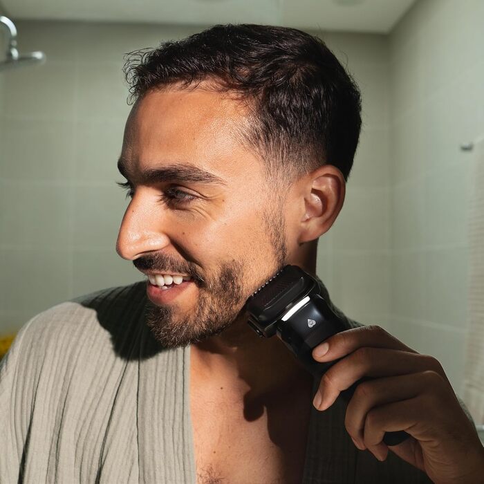 MANSCAPED® The Chairman™ PRO Electric Shaver, Razor with Two Interchangeable SkinSafe® Attachments, Shaver for Men with 4 Shaving Elements and a Stubble Trimmer, Battery-Powered, with Safety Lock