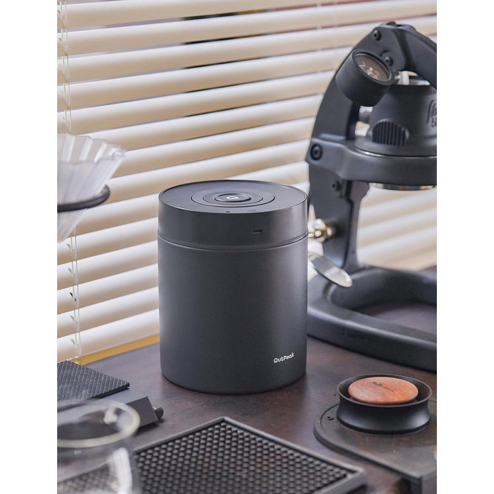 OUTPEAK 2025 Kilo Auto Вакуумна кавова банка 1,8L для 601.0 г кавових зерен з автоматичним керуванням, нержавіюча сталь, з ложкою, для зберігання свіжості на 6 місяців (Barista Champion's Choice) (1.5L-S/Steel-Space Grey)