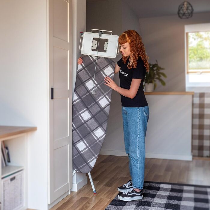 Відкидна гладильна дошка KADAX 120x38 см з парогенератором та розеткою, регульована висота, антиковзні ніжки, полиця для праски (в клітинку)