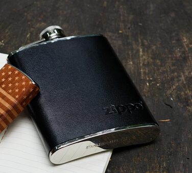 Фляга Zippo з нержавіючої сталі в шкіряному чохлі, 177 мл, колір мокко — ідеальна для походів та активного відпочинку