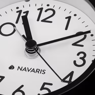Navaris Analog Wooden Table Clock Square Design - 13.2 x 13.2 x 4.3cm - Analog Clock Without Ticking White Dial - Vintage Pointer Wooden Clock Light Brown