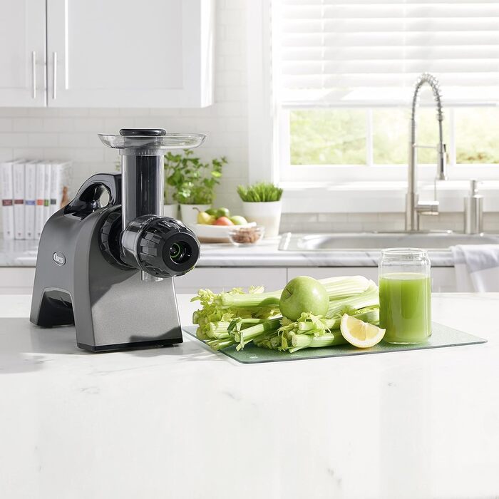 Omega Juicers MM1500 - three-stage screw press with a unique celery cap for maximum juice yield of 1.5 L - Ideal for making fruit and vegetable purees, sorbets, plant-based drinks, and includes a lot of accessories.