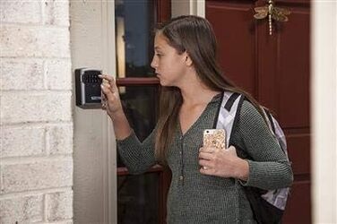 Сейф для ключів Master Lock Smart Connected з Bluetooth та кодовим замком, настінний, шифрування за військовим стандартом, 12.7x8.3x5.9 см