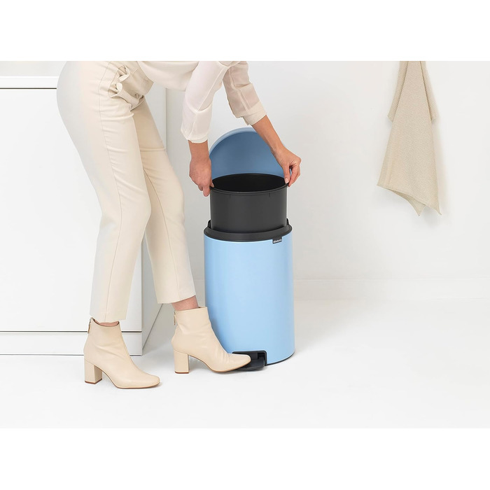 Відро для сміття Brabantia NewIcon 30L з м'яким закриттям кришки та педальним механізмом, 29 x 38 x 68 см, блакитний