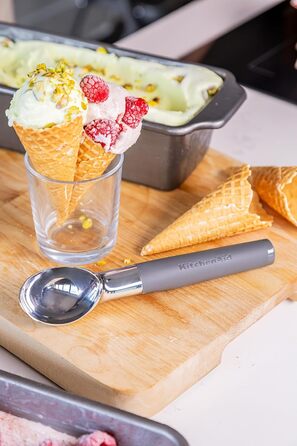 Прес для часнику KitchenAid Softgrip сірий (вугільний), з дерев'яною ручкою