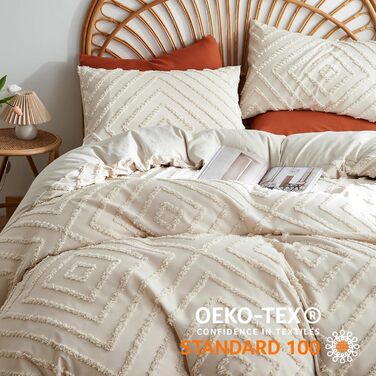 Бежева постільна білизна 220x240 см з ручною вишивкою, комплект. Вінтажний стиль, туфтоване покривало, бохо, шабі-шик. Матеріал: вимита мікрофібра. 1 декор. покривало на 220x240 см, 2 наволочки 80x80 см. Геометричний дизайн.