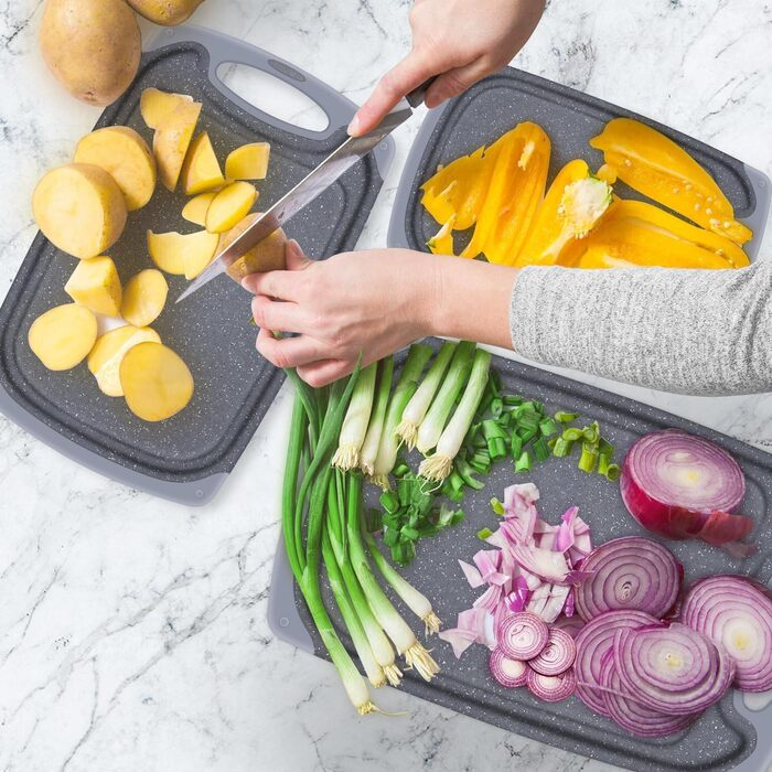 Набір обробних дощок з пластику, 3 шт. з жолобками для соку та антиковзними ручками. Без BPA, придатні для миття в посудомийній машині. Сірий кухонний дошка.