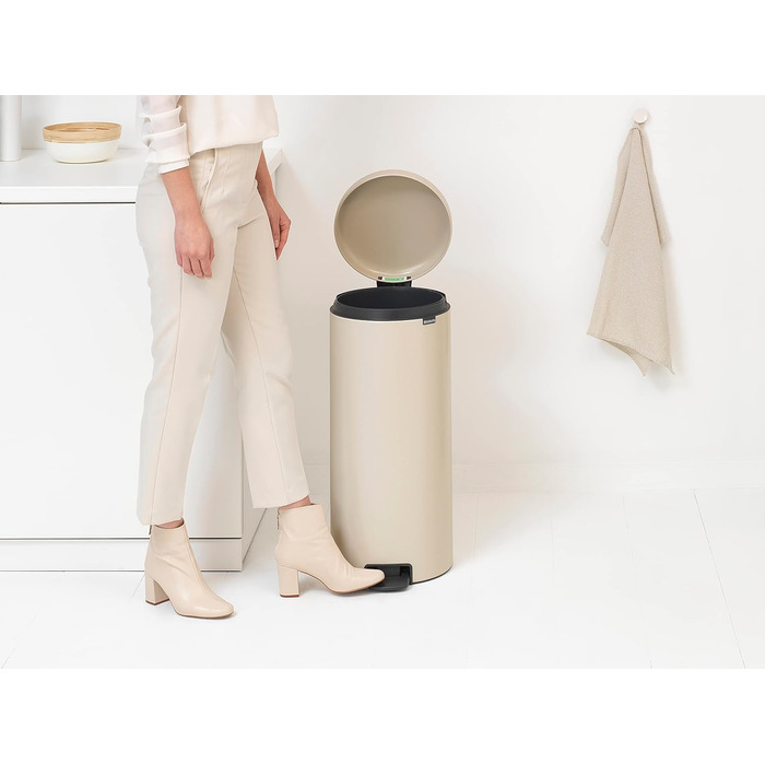 Відро для сміття Brabantia NewIcon 30L з м'яким закриттям, педальним приводом, знімним внутрішнім відром, Soft Beige, 29 x 38 x 68 см