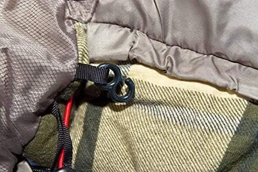 Спальний мішок Alexika Canada Plus – теплий, зручний, прямокутний, цілорічний для дорослих та сімей. Підходить для кемпінгу та відпочинку на природі за низьких температур (до -6°C). Розмір 230x100 см, з компресійним мішком.