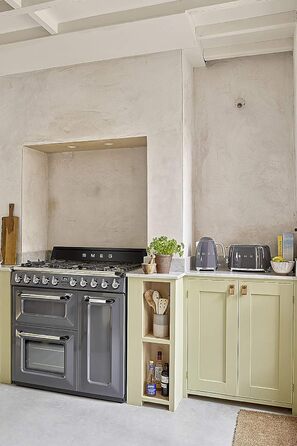 Електричний чайник Smeg KLF03PKEU 1.7L сірого кольору з нержавіючої сталі, з м'яким відкриванням кришки та фільтром від накипу