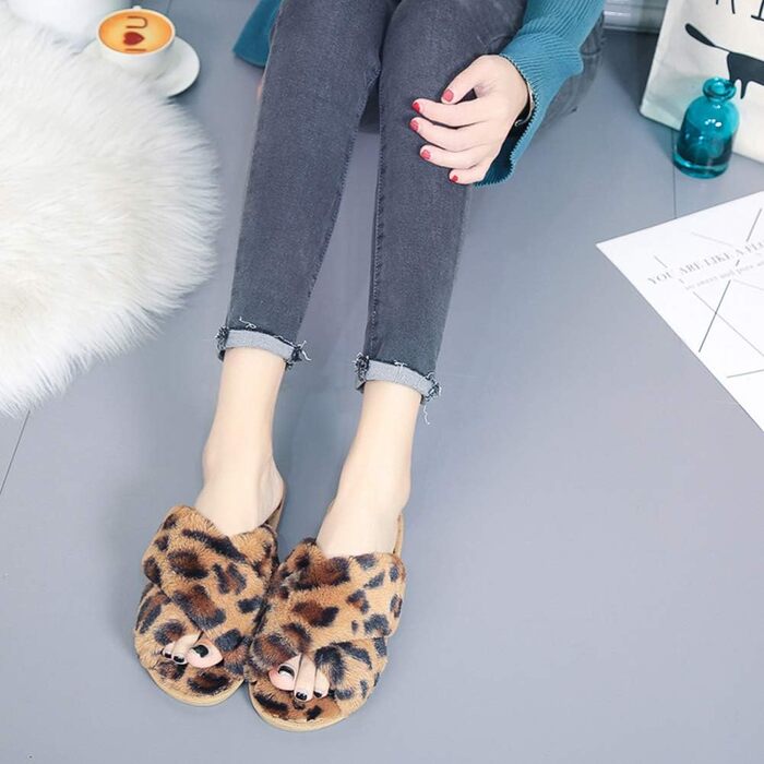 Жіночі зимові капці з плюшу Leopard — теплі та комфортні домашні тапочки на плоскій підошві, протиковзкі, коричневий леопард (розмір 37/38 EU)