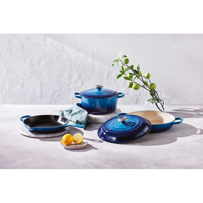 Сковорода Le Creuset Signature 26 см, чавунна, висока, для смаження та сервірування, універсальна для всіх плит і духовок, 2 л, колір Azure