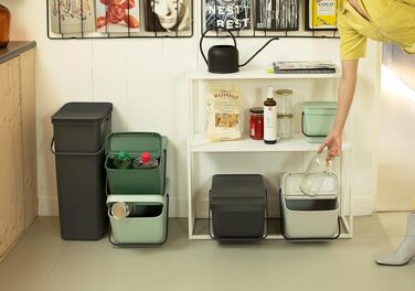 Сміттєвий кошик Brabantia Sort & Go з кришкою, 20 л, сірий — компактний контейнер для сортування відходів та тари