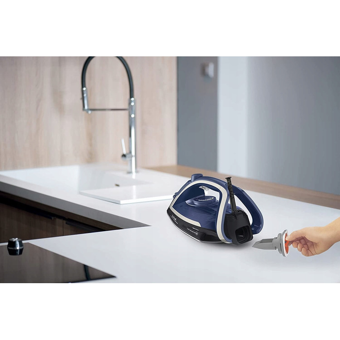 Парова праска Tefal FV6872, потужність 2800 Вт, керамічна підошва, резервуар 270 мл