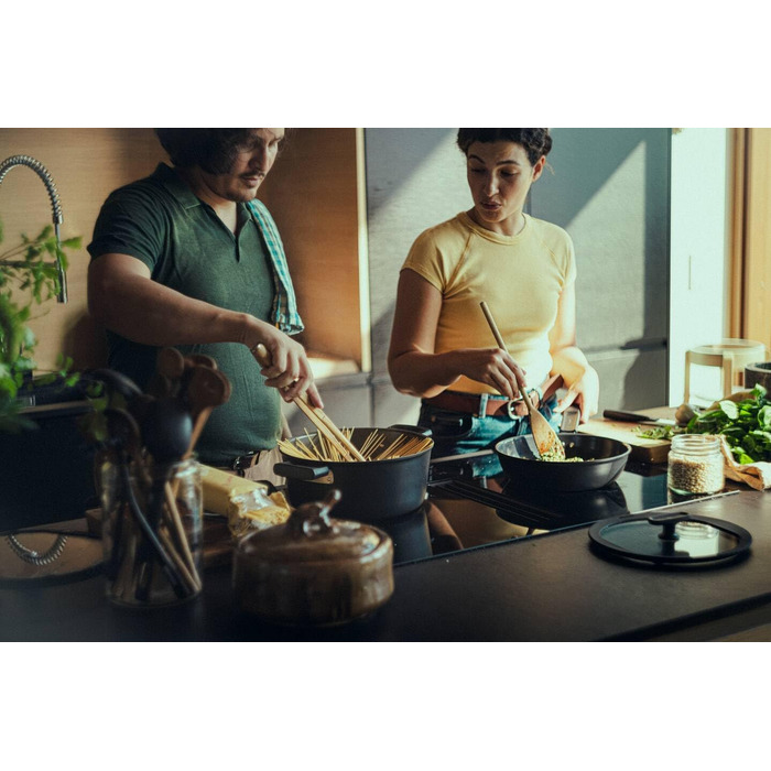 Каструля з кришкою Fiskars Hard Face 1,8 л, 18 см, антипригарна, для всіх плит, алюміній/пластик, стійка до подряпин