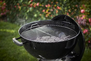 Вугільний гриль Weber Classic Kettle 47 см, порцелянове емалювання, з термометром і колесами, чорний