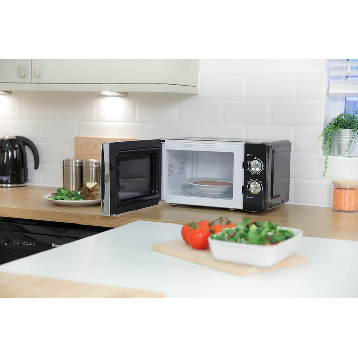 Мікрохвильова піч Russell Hobbs RHMM701B 17L, 700W, чорна, ручне керування, 5 рівнів потужності, таймер, функція розморожування, легке очищення