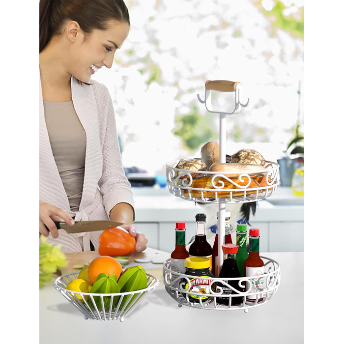 Двоярусний фрутовий кошик Couwilson з підвісною конструкцією для бананів, дерев'яною ручкою та відсіком для овочів. Підходить для зберігання фруктів, овочів, хліба, цибулі та картоплі.