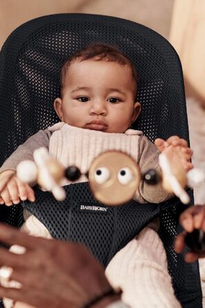 Іграшка BabyBjörn для шезлонга, Веселі Очі, чорна-біла