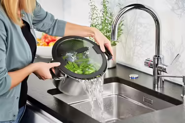 RÖSLE SILENCE PRO Cooking Pot, High-quality universal pot made of stainless steel 18/10, 24 cm, glass lid, internal scale, induction-compatible, dishwasher-safe, Silver/Black Ø 24 cm Cooking Pot