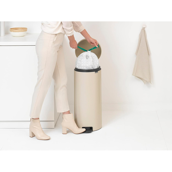 Відро для сміття Brabantia NewIcon 30L з м'яким закриттям, педальним приводом, знімним внутрішнім відром, Soft Beige, 29 x 38 x 68 см