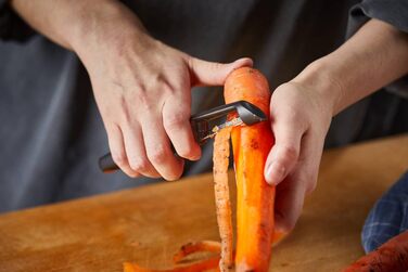 Овочечистка Fiskars Functional Form 18 см, сталь/пластик, чорно-помаранчевий (1014419)