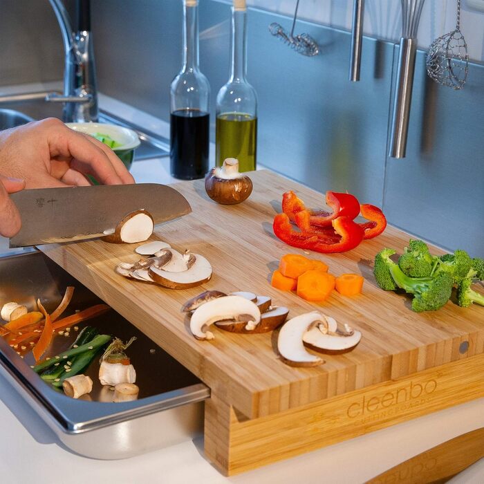 Classic bamboo cutting board GN with magnetic knife holder and stainless steel drip tray, professional wooden kitchen board made of oiled bamboo with container. Cutting board dimensions: 43 x 29 x 7.5 cm
