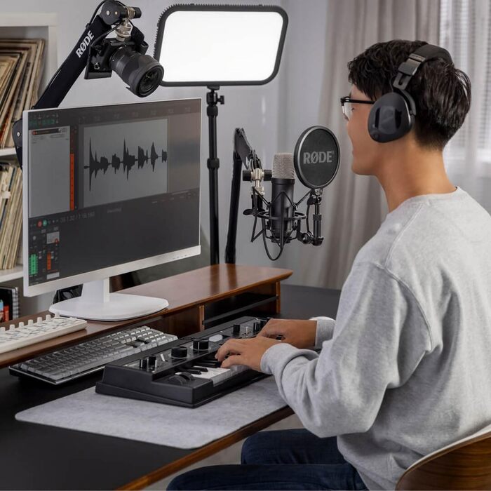 Rode NT1 Signature Black – студійний мікрофон-конденсатор + стійка для мікрофона keepdrum чорного кольору