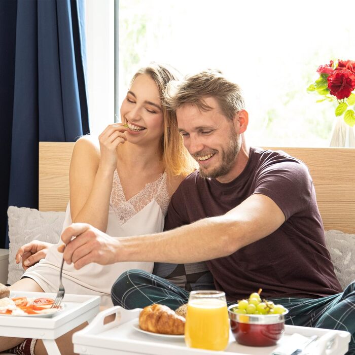 Столик для ліжка Relaxdays з бамбука, складані ніжки, підвищений борт, білий, 22,5 x 64 x 31 см