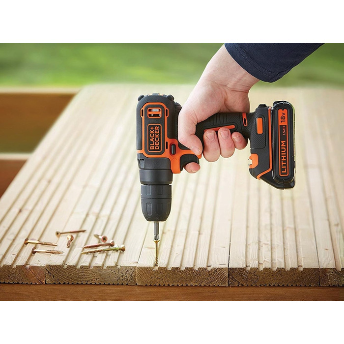 Акумуляторний дриль-шуруповерт BLACK+DECKER 18V з 2 акумуляторами 1.5Ah, швидкою зарядкою та 80 аксесуарами в кейсі