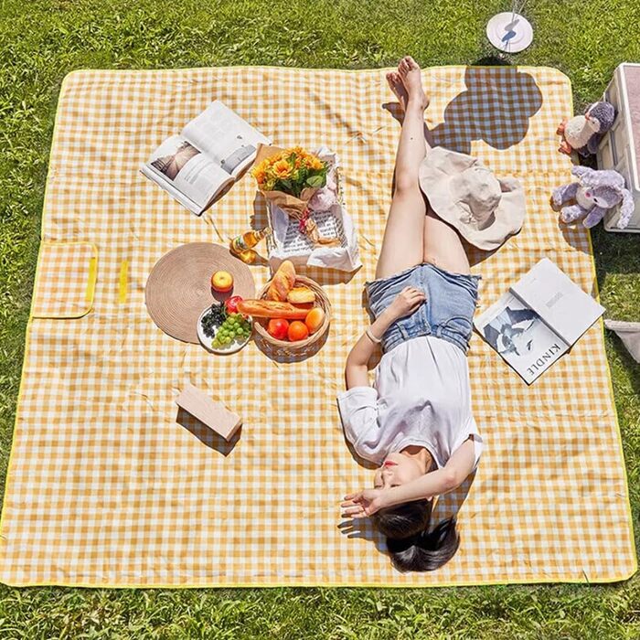 Великий пляжний рушник RUIBOLU для пікніка на 2-4 особи, водонепроникний, швидковисихаючий, для подорожей, кемпінгу, пляжу, парку (темно-синій в клітинку)
