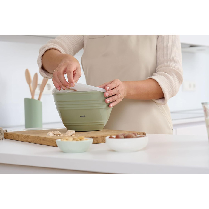 Emsa K32527 Prep&Bake Plastic Mixing Bowl 2.75 L | with a preserving lid for refrigerator storage | non-slip base | perfect stability when mixing | dishwasher safe | Green