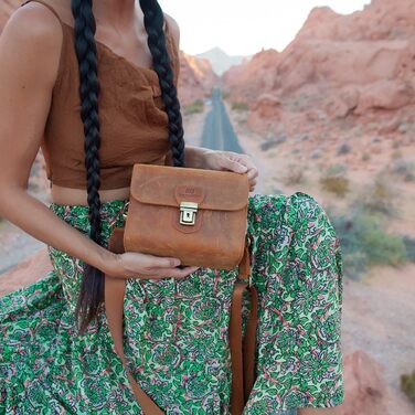 Чохол для камери MegaGear Pebble з натуральної шкіри для бездзеркальних, моментальних та DSLR камер, Кориця