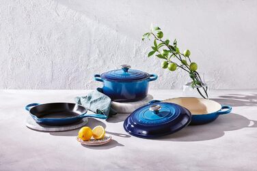 Сковорода Le Creuset Signature 26 см, чавунна, висока, для смаження та сервірування, універсальна для всіх плит і духовок, 2 л, колір Azure