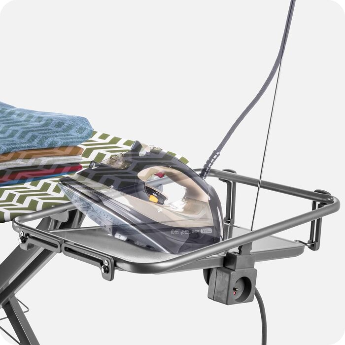 Прасувальна дошка KADAX з підвішувачем для рукавів, 130x41 см, з підставкою для праски та розеткою, складана, Made in EU (зелена)