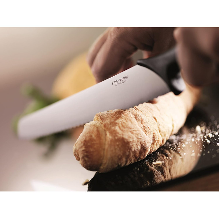 Ніж для хліба Fiskars Essential з хвилястим лезом, 23 см, пластик/нержавіюча сталь, чорний/сріблястий
