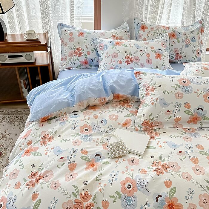 Блискуча постільна білизна Bunt Blumen з бавовни 100x135 см. Комплект для дитячого ліжка: простирадло, ковдра та подушка з квітковим малюнком.