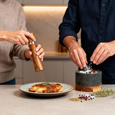 Набір з 2 мельниць для солі та перцю Ecence Holz з акації з керамічним механізмом, пензлик та підставки в комплекті
