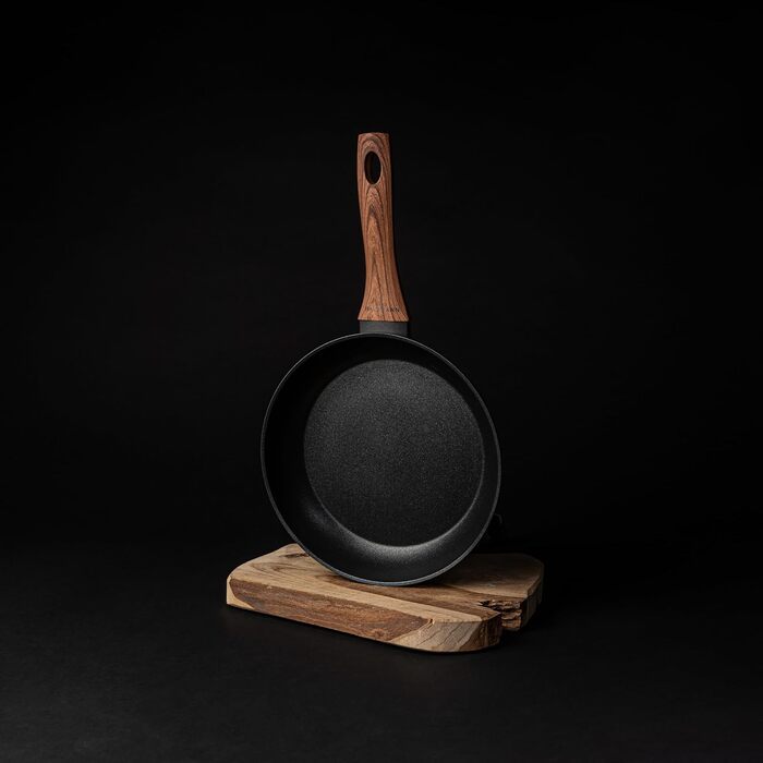 Сковорода з антипригарним покриттям, діаметр 20 см - для всіх типів плит (індукція, газ)