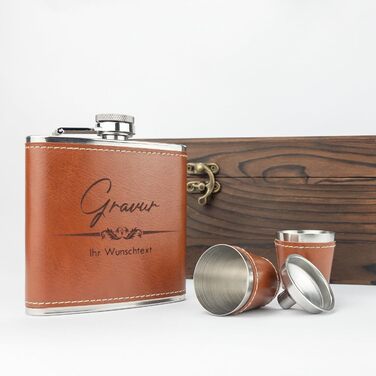 Гравійований фляготримач у шкіряній обкладинці з 2 чашами та воронкою в подарунковій коробці