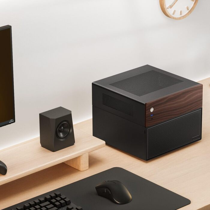 Корпус Jonsbo N4 NAS чорного кольору – компактний Micro-ATX корпус для саморобних NAS, підтримка 6x 3.5' та 2x 2.5' HDD, 4 слоти Low-Profile, USB-C & USB-A, дерев'яний дизайн