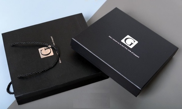 Набір: краватка, метелик, затискачі та кишенкова хустка. Елегантний комплект для чоловіків