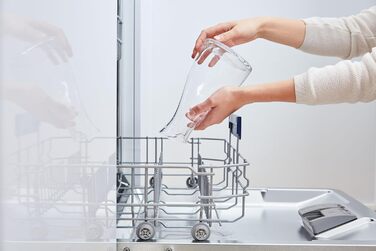 Emsa 505219 Flow Chilling Carafe | Elegant Design | Cooling performance for 4h | Cooling pad | Glass and stainless steel | Transparent | 1 Liter, 14 x 14 x 30 cm