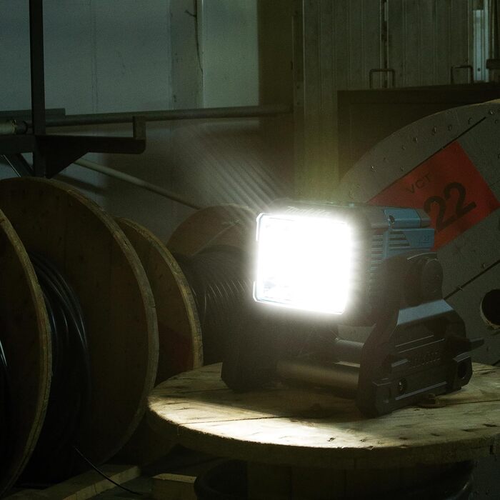 Світлодіодний прожектор Makita DML811 14,4-18В/230В, 3000 люмен, IP65, 3 режими яскравості, поворотний на 240°, без акумулятора та зарядного