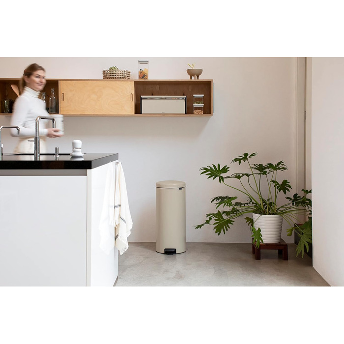 Відро для сміття Brabantia NewIcon 30L з м'яким закриттям, педальним приводом, знімним внутрішнім відром, Soft Beige, 29 x 38 x 68 см